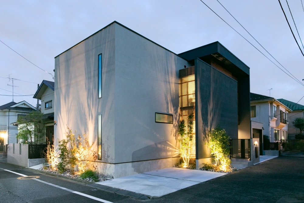 【異素材とデザインに囲まれた重厚感のある邸宅】